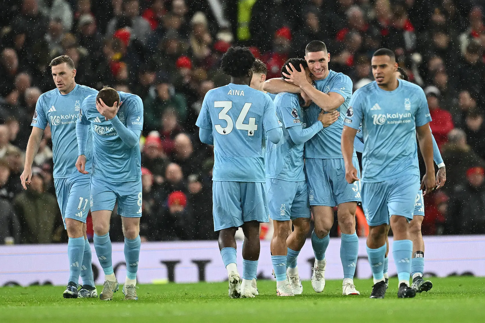 曼联后卫盯人严密，成功挡下对手进攻的简单介绍