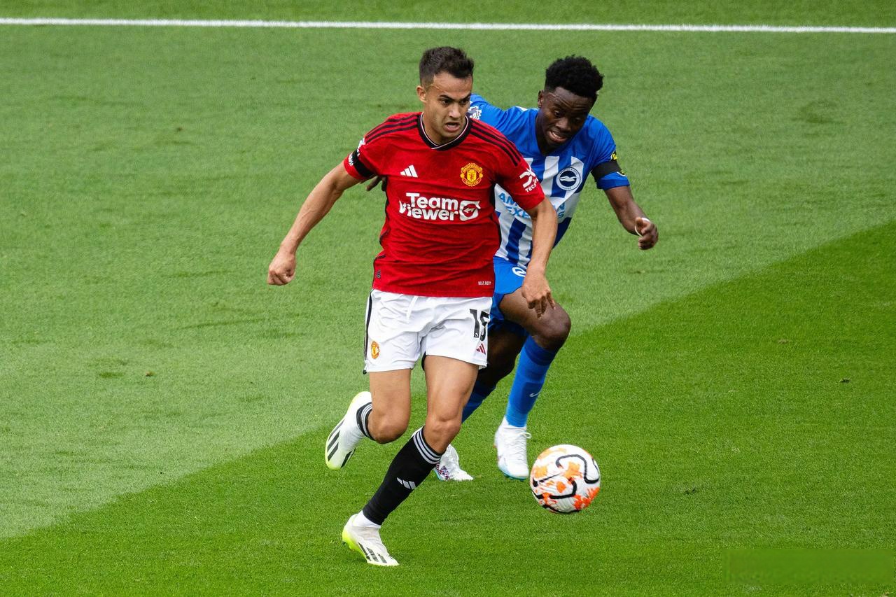 曼联后卫盯人严密，成功挡下对手进攻的简单介绍