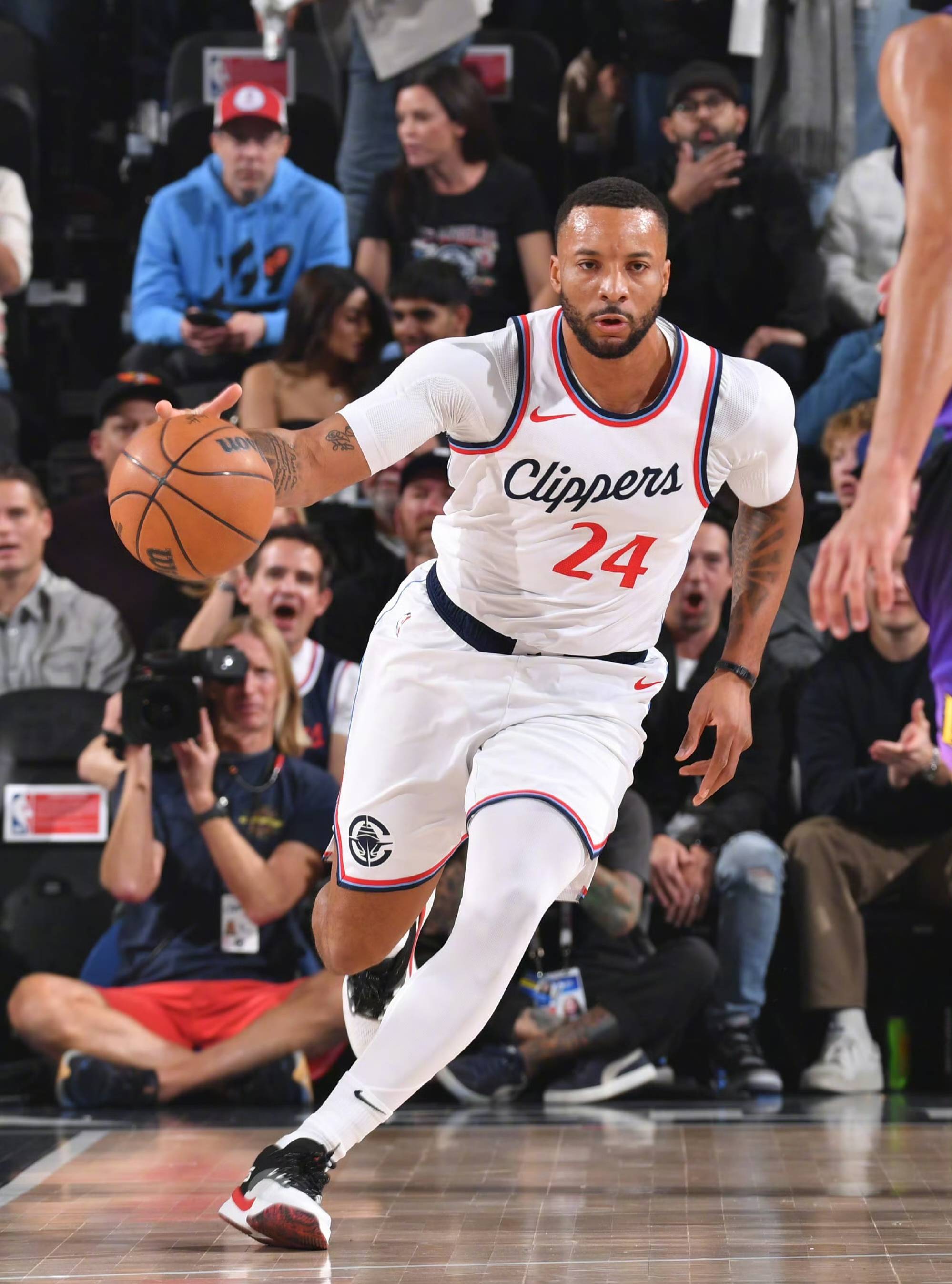 关于快船球员积极训练备战下一场比赛，力争赢得胜利的信息