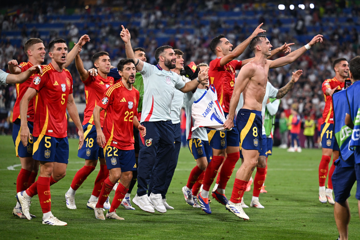 关于皇马轻取西班牙,奥亚尔萨瓦尔高光表现的信息 关于皇马轻取西班牙,奥亚尔萨瓦尔高光表现的信息