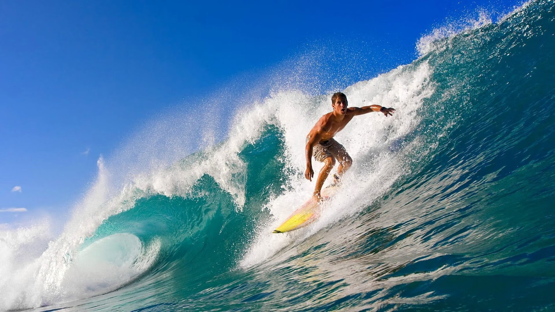 赛道与球场的双重奏,霍勒迪在F1揭幕战之夜证明自己