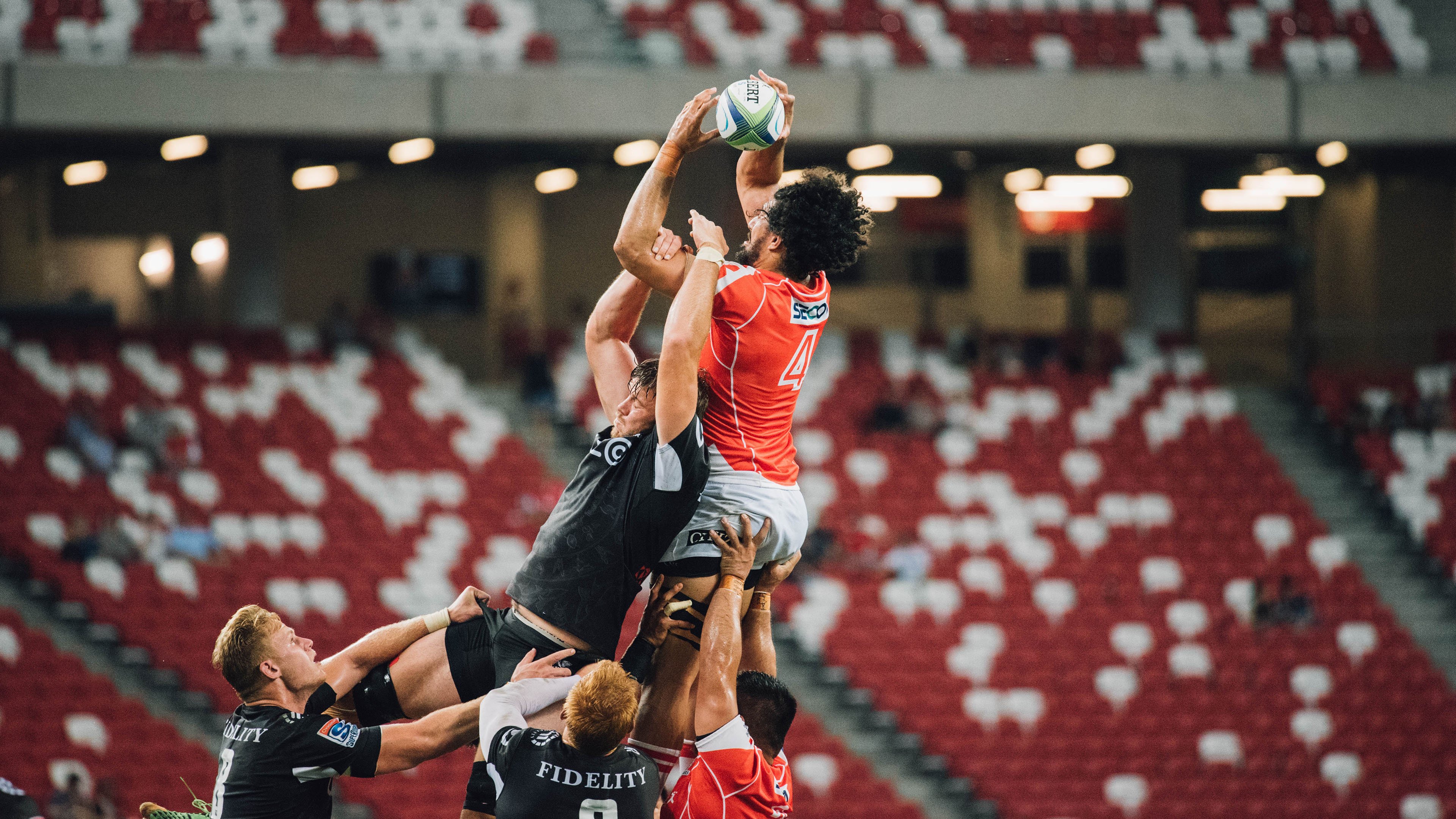 欧冠烽火，拜仁轻取那不勒斯显统治力，维尼修斯逆境扛起皇马全队